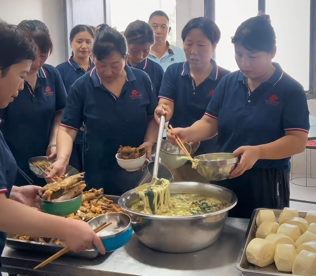 鮮香入胃暖人心！ 河南省穩(wěn)眾減振器有限公司午餐雙味齊上，炸魚配芝麻葉面條獲贊