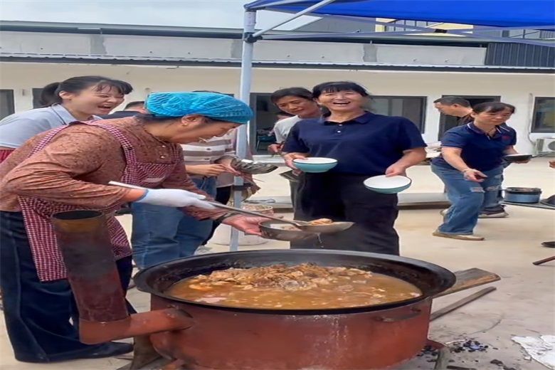 暖心餐食賦能生產(chǎn)！喚醒減振人活力 ——河南省穩(wěn)眾減振器有限公司