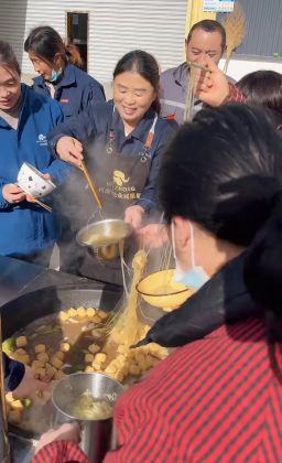 一碗熱湯里的企業(yè)溫度：穩(wěn)眾減振器的“員工午餐哲學”