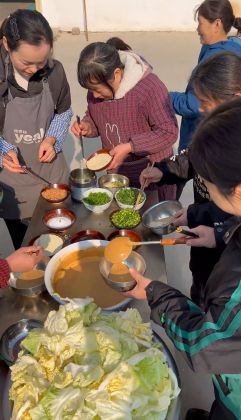 煙火里的溫情 ——穩(wěn)眾員工的火鍋盛宴