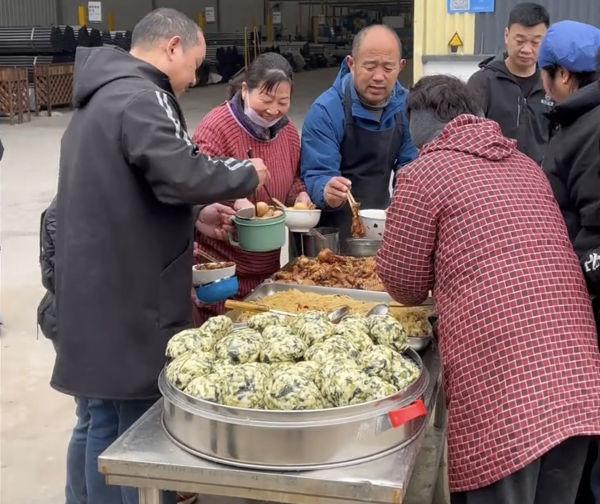 當(dāng)鹵雞腿遇上菜窩窩，打工人的干飯魂魂燃了！